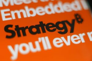 Peter Brandt Warns MSTR at Risk if Bitcoin Repeats 1977 Crash